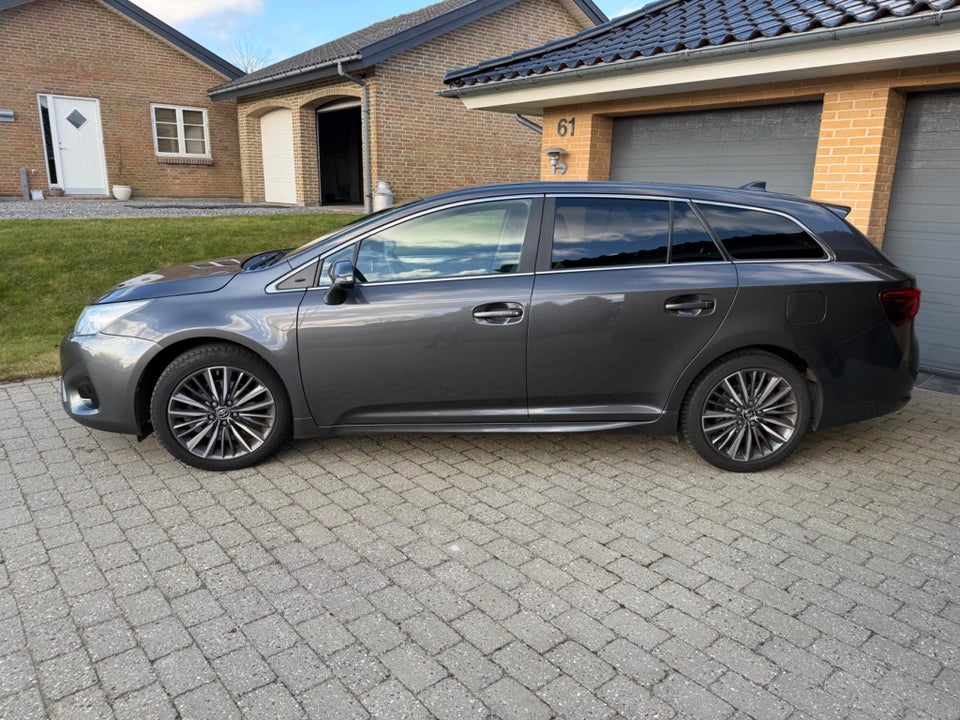 Toyota Avensis 1,8 VVT-i T2 Touring Sports 5d