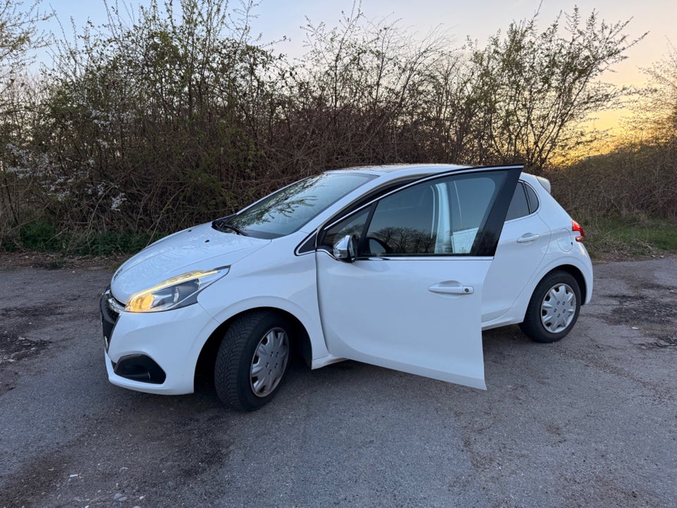 Peugeot 208 1,6 BlueHDi 100 Allure Sky 5d