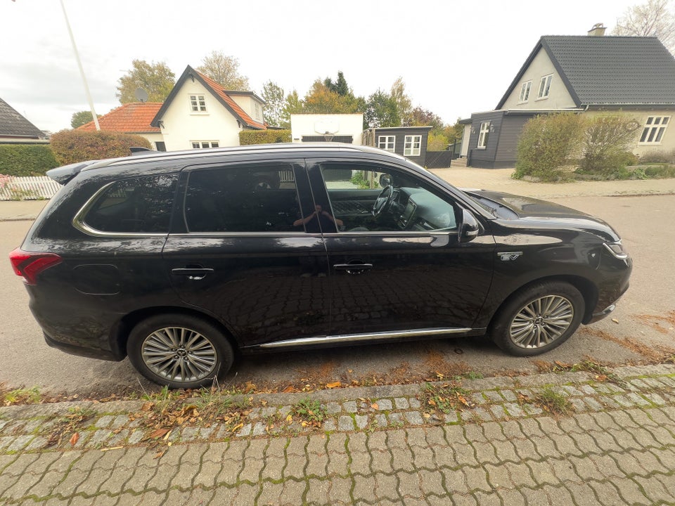 Mitsubishi Outlander 2,4 PHEV Instyle CVT 4WD 5d