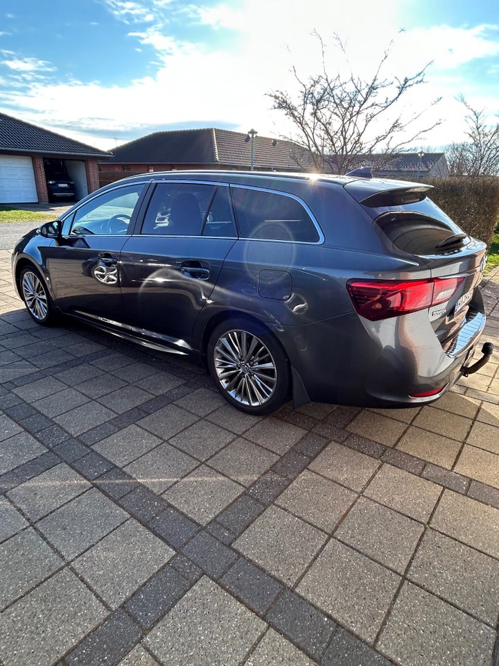 Toyota Avensis 1,8 VVT-i T2 Premium Touring Sports 5d