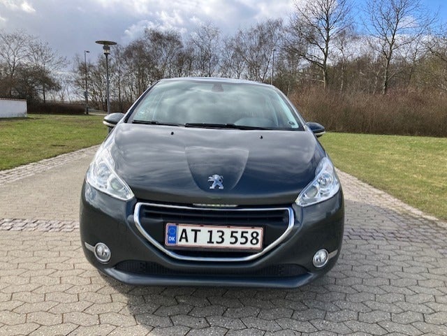 Peugeot 208 1,2 VTi Allure Sky 5d