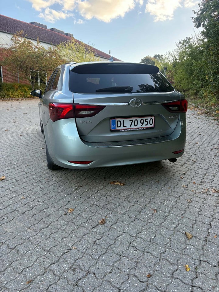 Toyota Avensis 1,8 VVT-i T2 Premium Touring Sports 5d