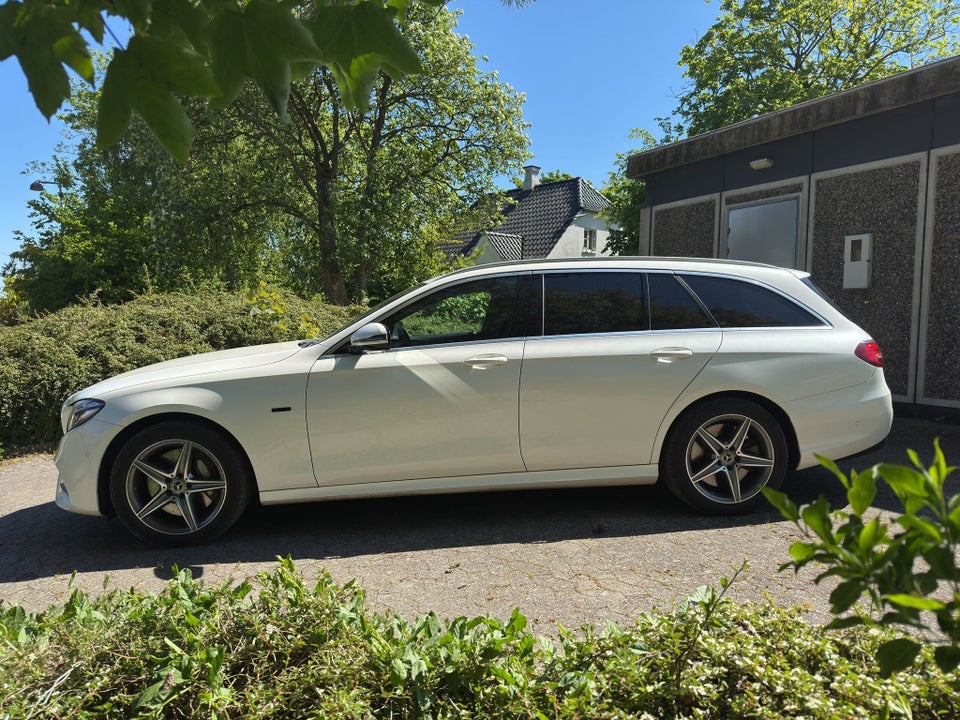 Mercedes E300 de 2,0 AMG Line stc. aut. 5d