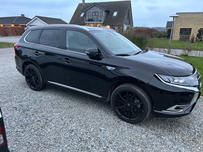 Mitsubishi Outlander 2,4 PHEV Limited CVT 4WD 5d