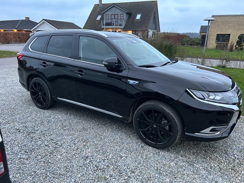 Mitsubishi Outlander 2,4 PHEV Limited CVT 4WD 5d