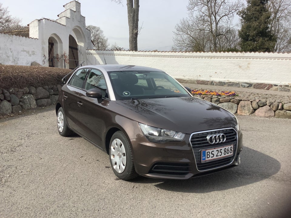 Audi A1 1,6 TDi 90 Attraction Sportback 5d