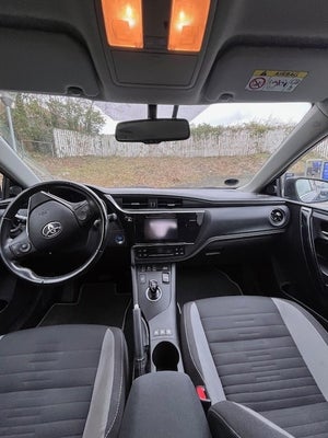 Toyota Auris 1,8 Hybrid H2+ Comfort CVT Benzin aut. Automatgear modelår 2015 km 126000 Sort ABS airb