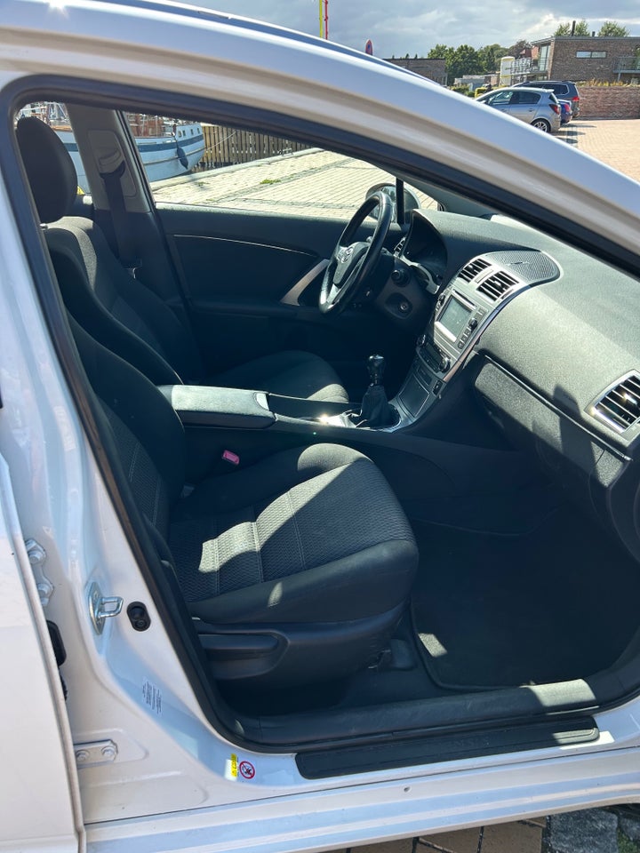 Toyota Avensis 2,0 D-4D T1 stc. 5d