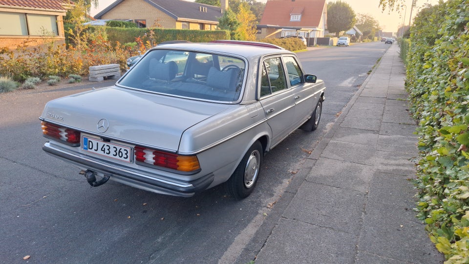 Mercedes 240 2,4 D aut. 4d