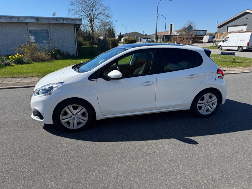 Peugeot 208 1,2 VTi 82 Selection Sky 5d