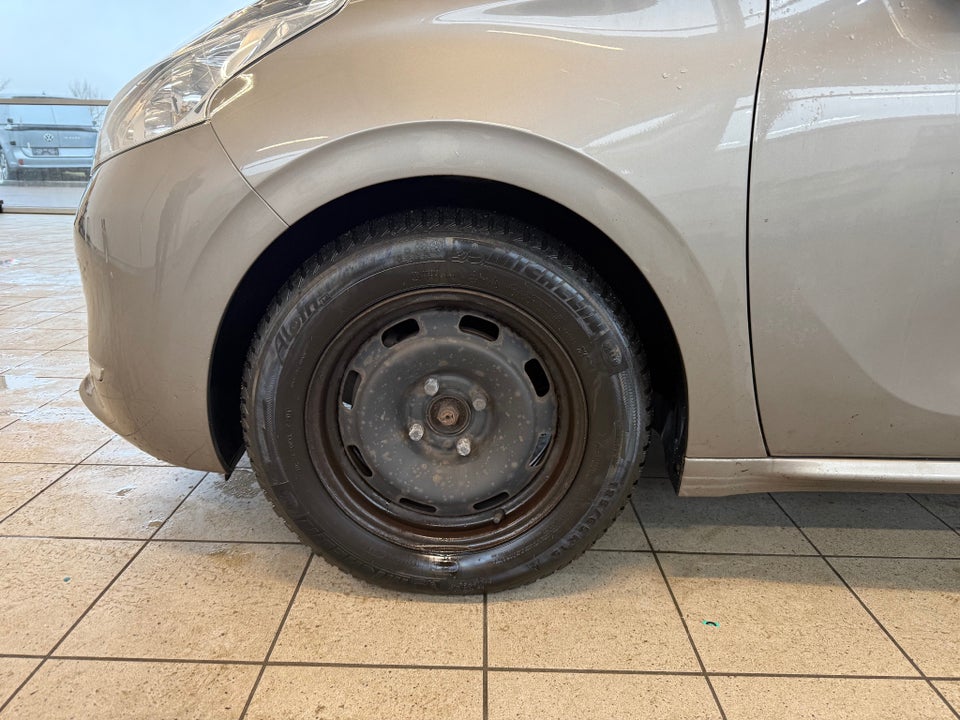 Peugeot 208 1,2 VTi Allure Sky 5d