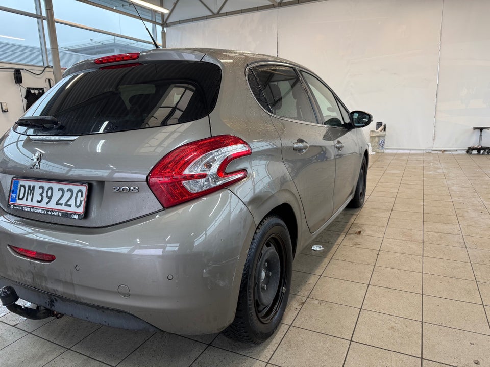 Peugeot 208 1,2 VTi Allure Sky 5d