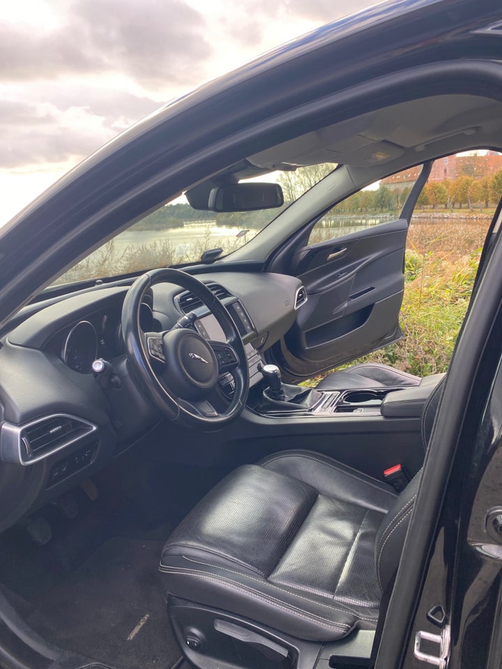 Jaguar XE 2,0 D180 Prestige aut. 4d