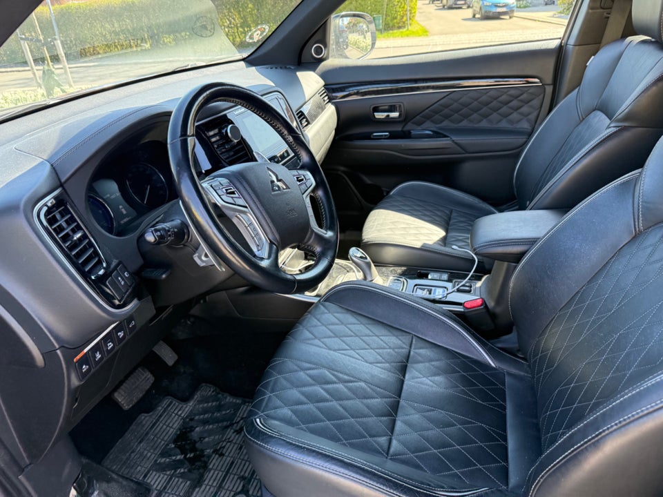 Mitsubishi Outlander 2,4 PHEV Instyle CVT 4WD 5d