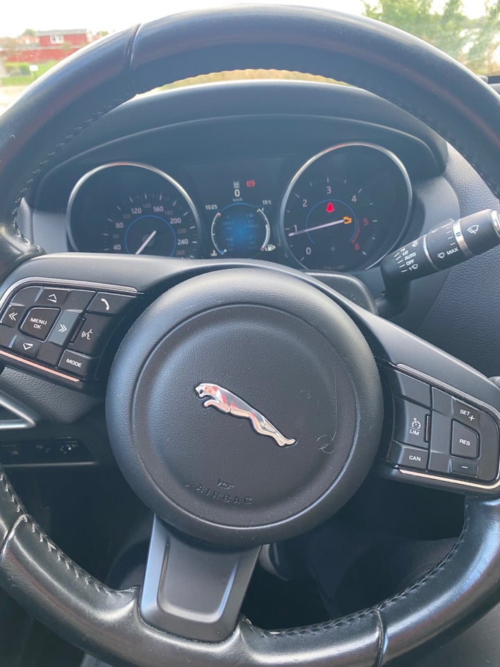 Jaguar XE 2,0 D180 Prestige aut. 4d