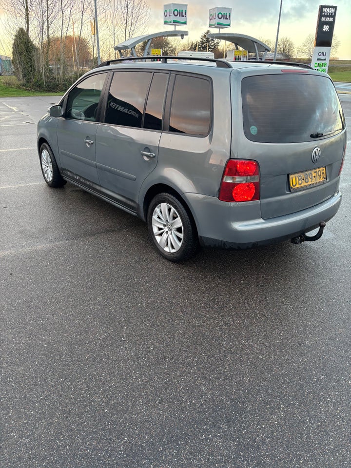 VW Touran 1,9 TDi 100 DSG Van 5d