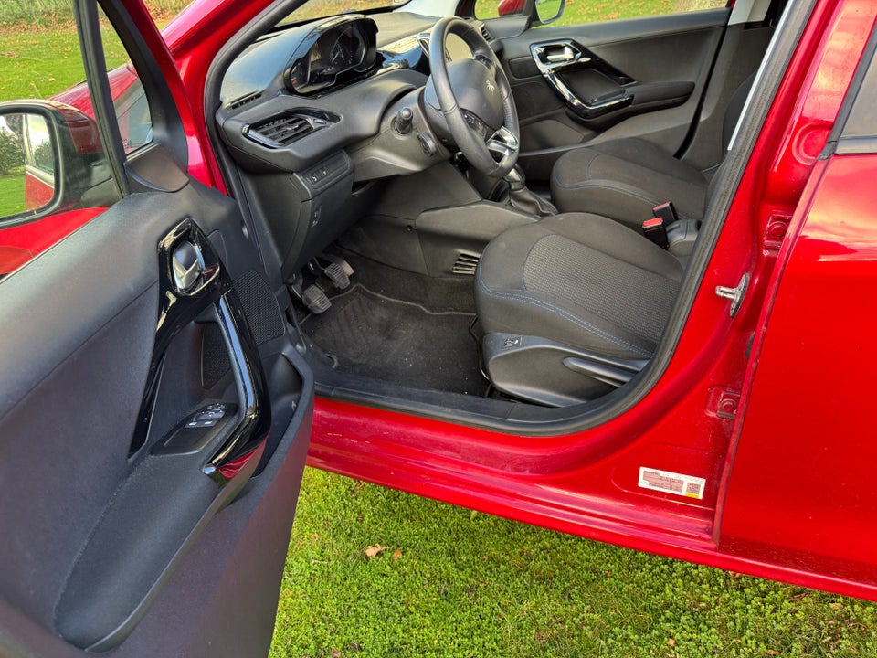 Peugeot 208 1,2 VTi 82 Signature Sky 5d