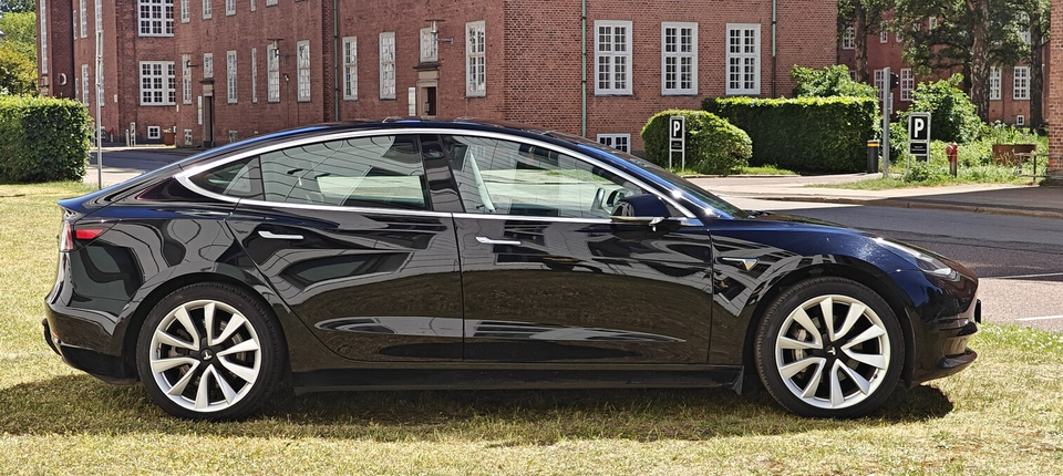 Tesla Model 3 Standard Range+ RWD 4d