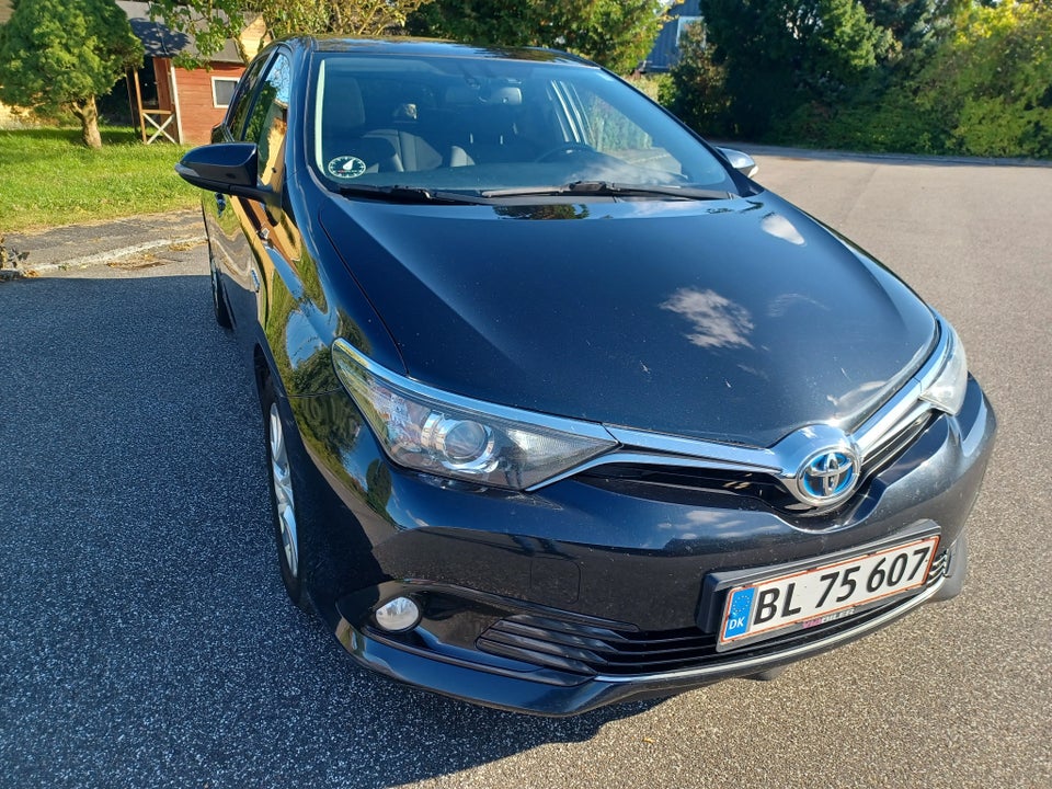 Toyota Auris 1,8 Hybrid H2 Style Skyview CVT 5d