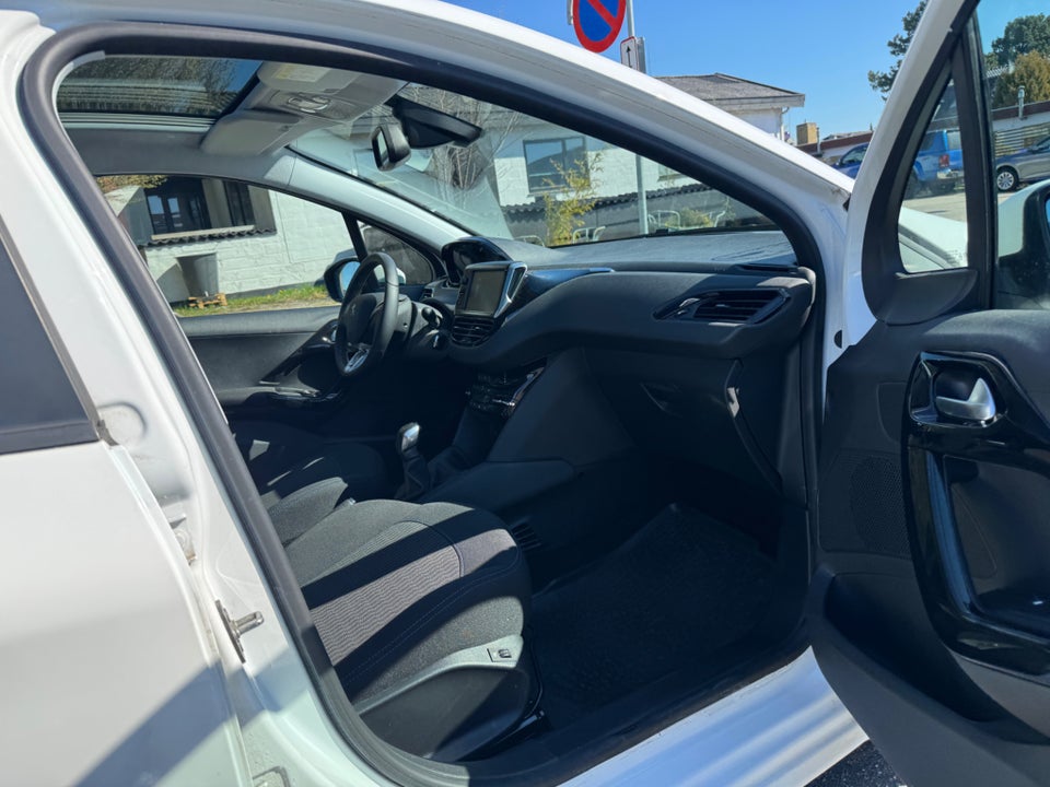 Peugeot 208 1,2 VTi 82 Selection Sky 5d