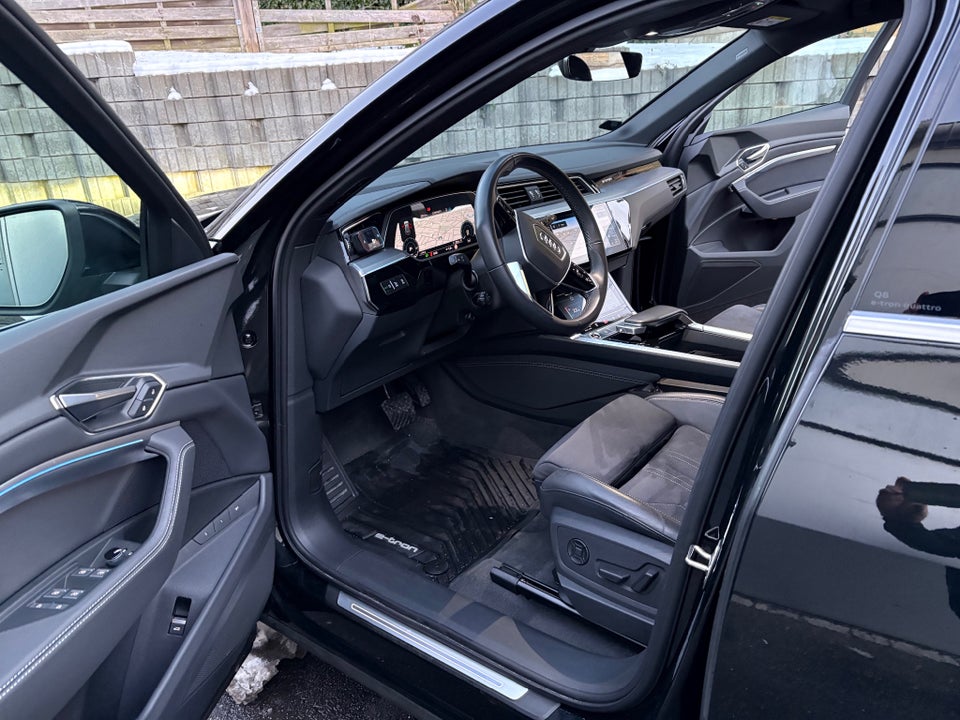 Audi Q8 e-tron 55 Advanced quattro 5d