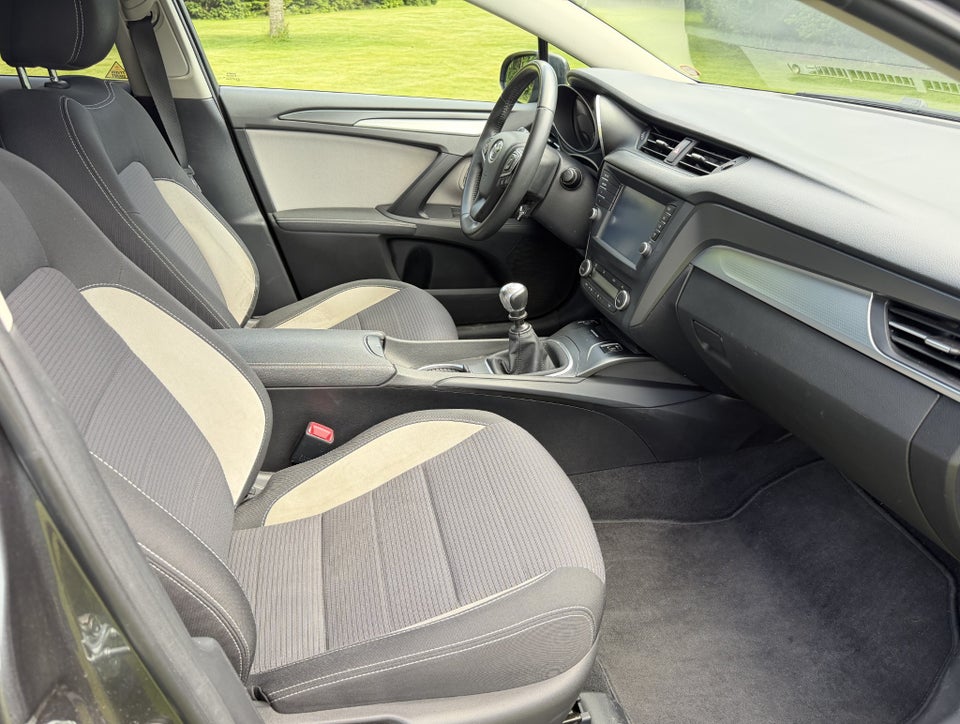 Toyota Avensis 1,8 VVT-i T2 Premium Touring Sports 5d