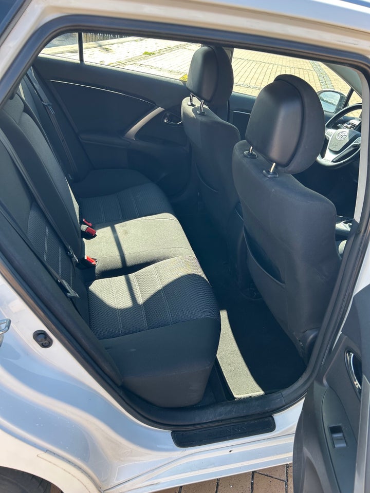 Toyota Avensis 2,0 D-4D T1 stc. 5d