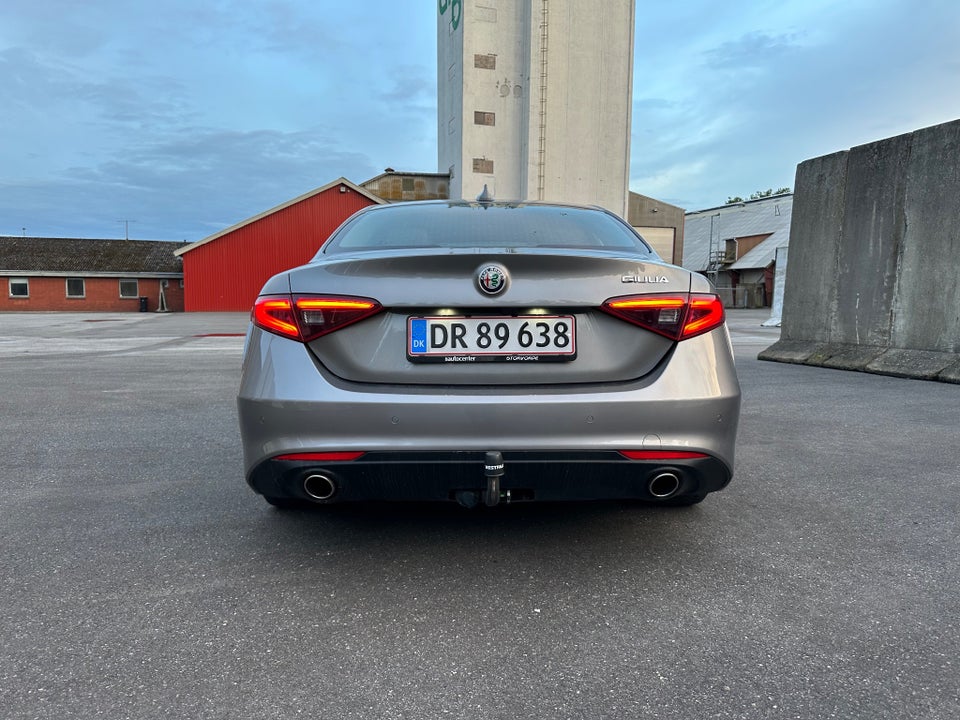 Alfa Romeo Giulia 2,2 JTD 180 aut. 4d