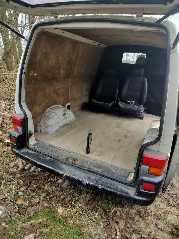 VW Transporter 2,4 D Kassevogn kort 4d