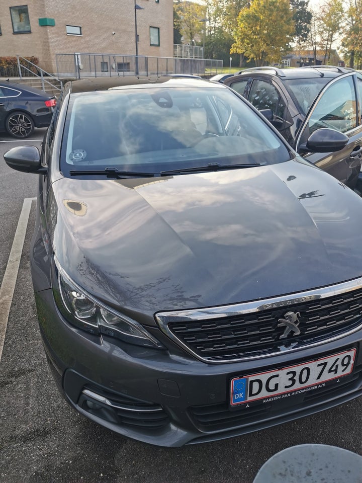 Peugeot 308 1,5 BlueHDi 130 Selection Sky 5d