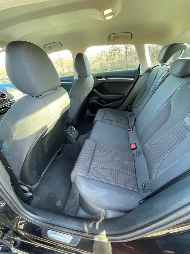 Audi A3 1,6 TDi Attraction Sportback 5d