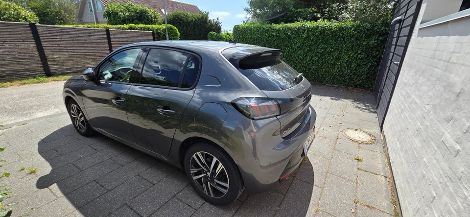 Peugeot 208 1,2 PureTech 100 Allure Sky 5d