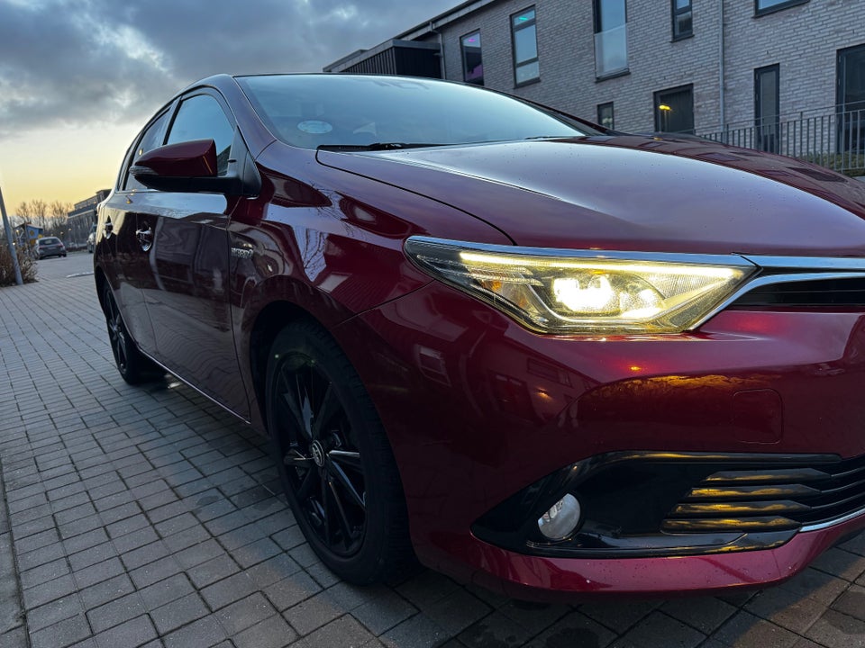 Toyota Auris 1,8 Hybrid H3 CVT Skyview 5d