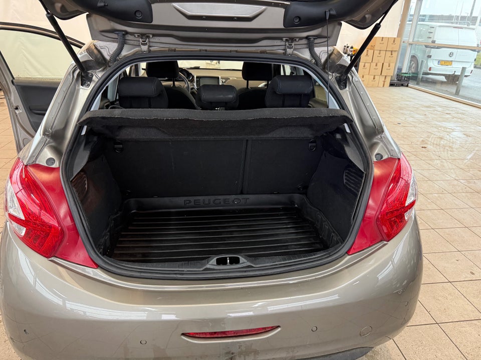 Peugeot 208 1,2 VTi Allure Sky 5d