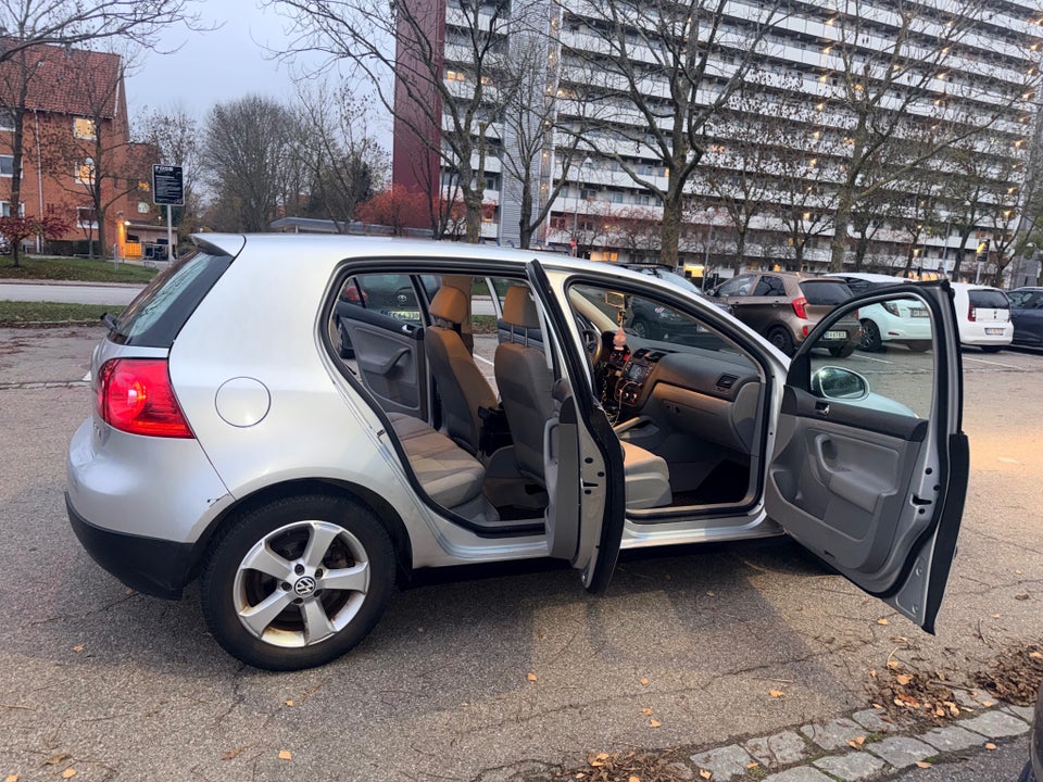 VW Golf V 1,6 FSi Tiptr. 5d