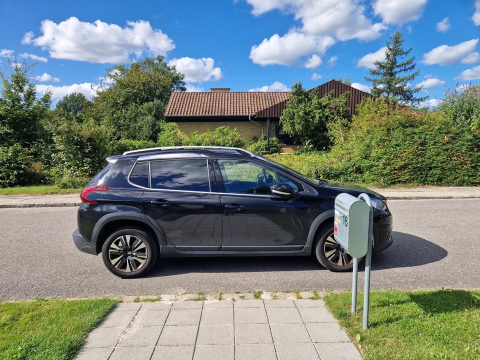 Peugeot 2008 1,6 BlueHDi 100 Selection Sky 5d