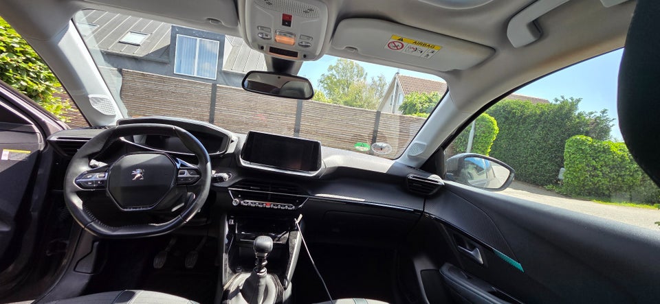 Peugeot 208 1,2 PureTech 100 Allure Sky 5d