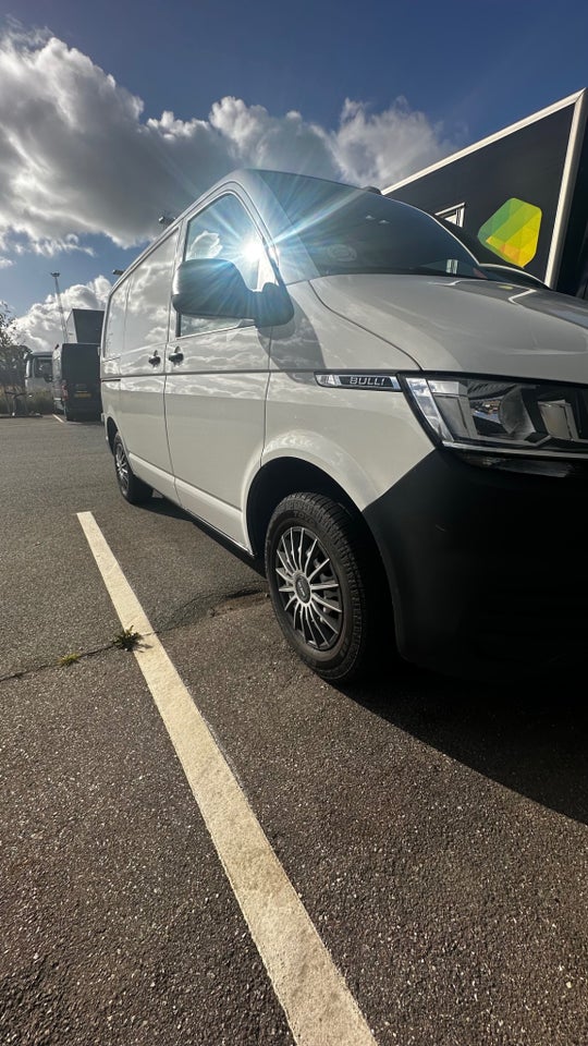 VW Transporter 2,0 TDi 110 Kassevogn kort