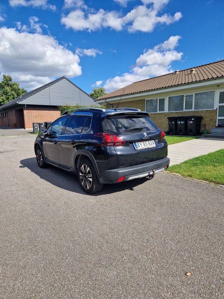 Peugeot 2008 1,6 BlueHDi 100 Selection Sky 5d