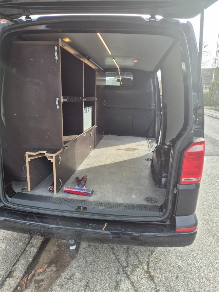VW Transporter 2,0 TDi 150 Kassevogn DSG lang