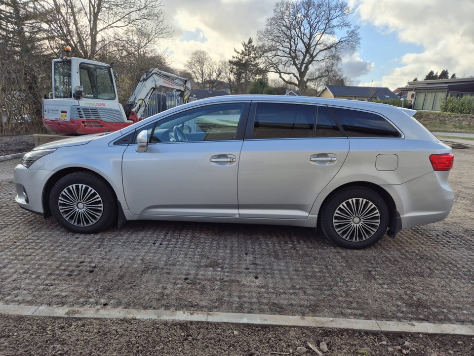 Toyota Avensis 2,0 D-4D T2 Premium stc. 5d