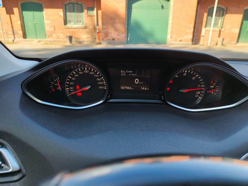 Peugeot 308 1,5 BlueHDi 130 Allure Sky 5d