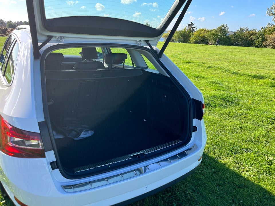 Skoda Superb 2,0 TDi 150 Style Combi DSG 5d