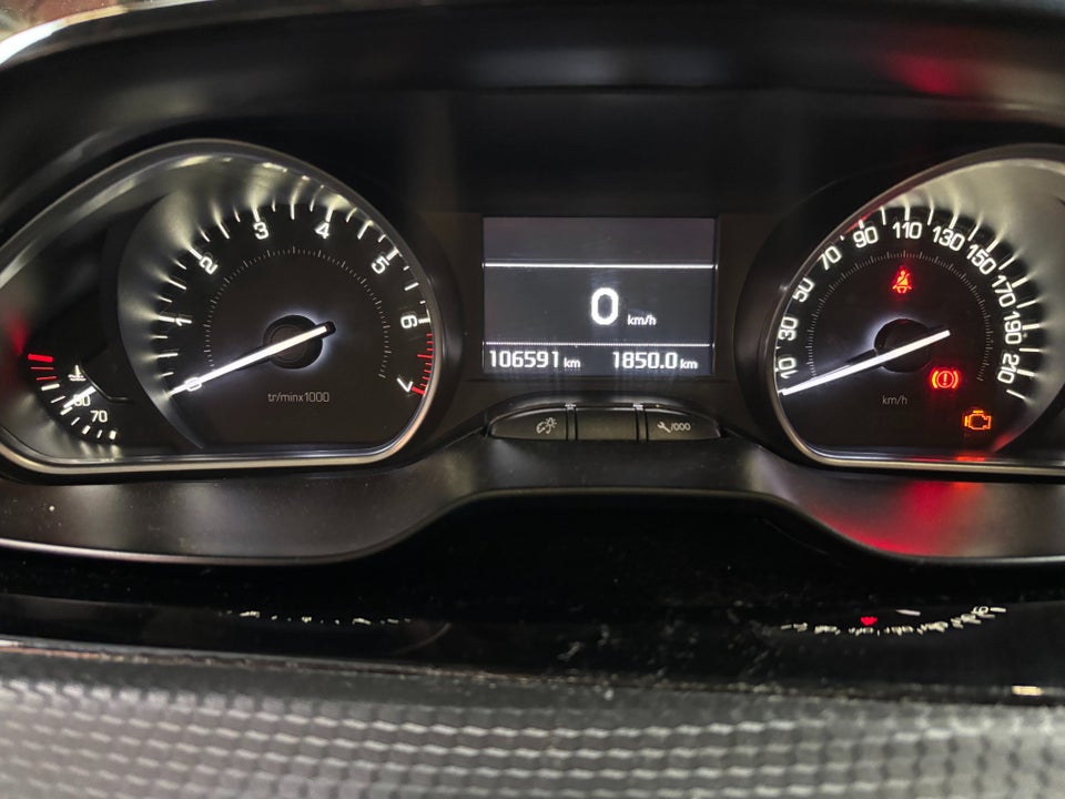 Peugeot 208 1,2 PureTech 82 Selection Sky 5d