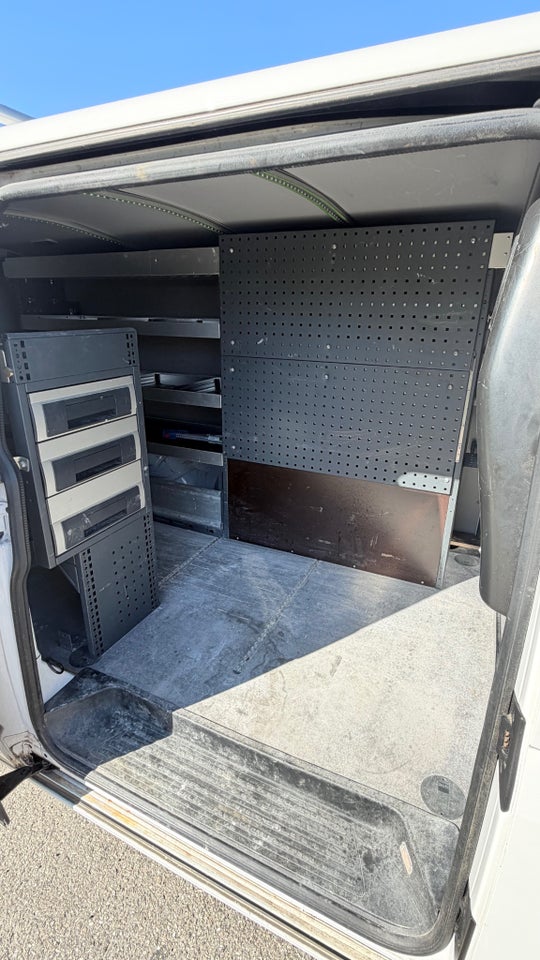 VW Transporter 2,0 TDi 102 Kassevogn lang
