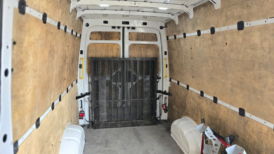 VW Crafter 35 2,0 TDi 177 Kassevogn L3H3 aut.