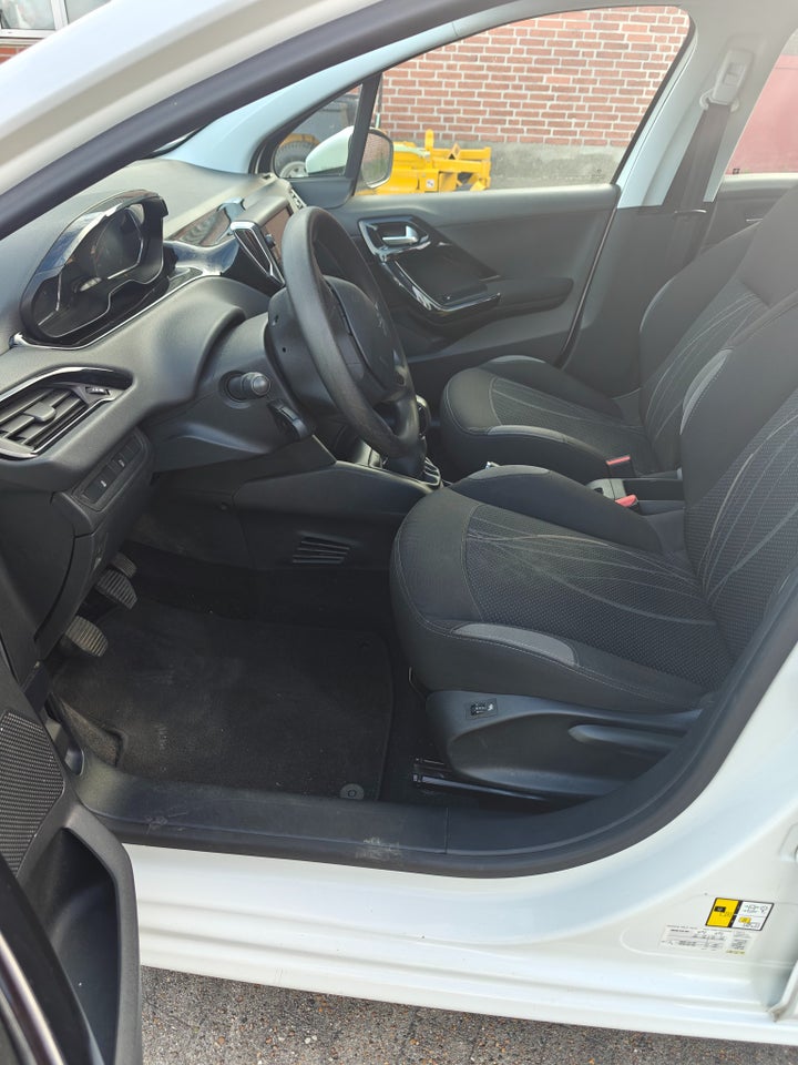 Peugeot 208 1,2 VTi 82 Active Navigator 5d