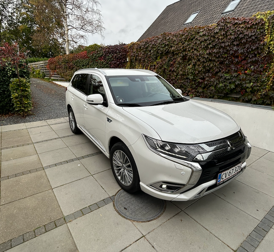 Mitsubishi Outlander 2,4 PHEV Luxury CVT 4WD 5d