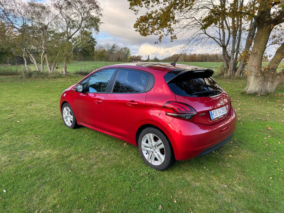 Peugeot 208 1,2 VTi 82 Signature Sky 5d