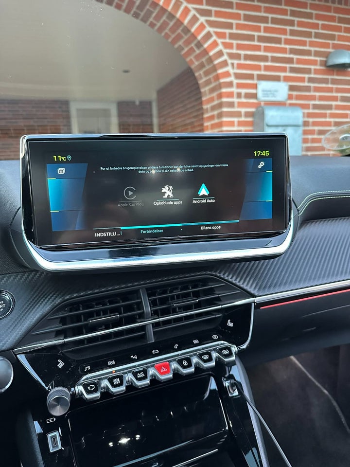 Peugeot e-208 50 GT Sky 5d